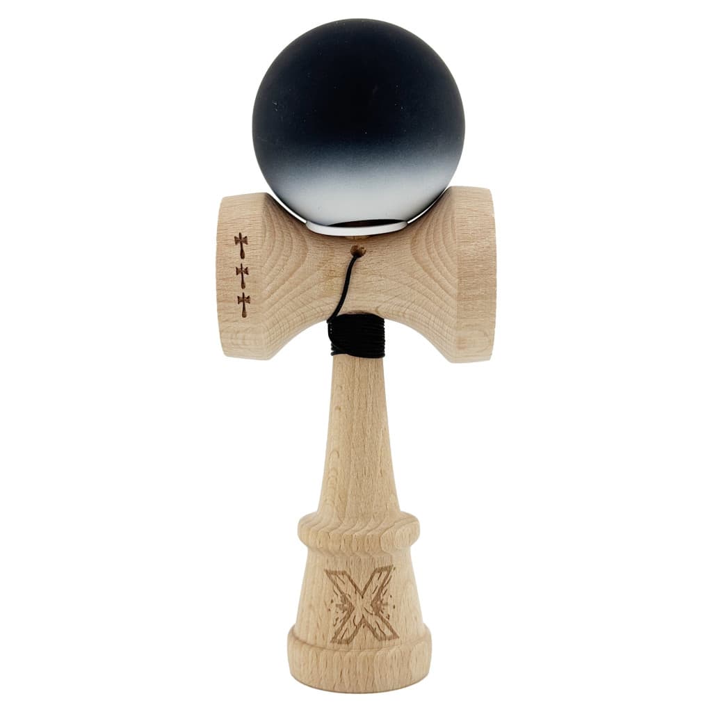 Jucarie lemn Kendama X, Rubber Grip, cupe mari V3, gaura in basecup, rulment, ata rezerva, negru/alb
