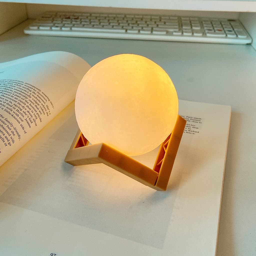 Lampa de veghe luna, culori, lumina LED alb cald, alimentare baterii, stand din plastic, 15 cm — varianta 5