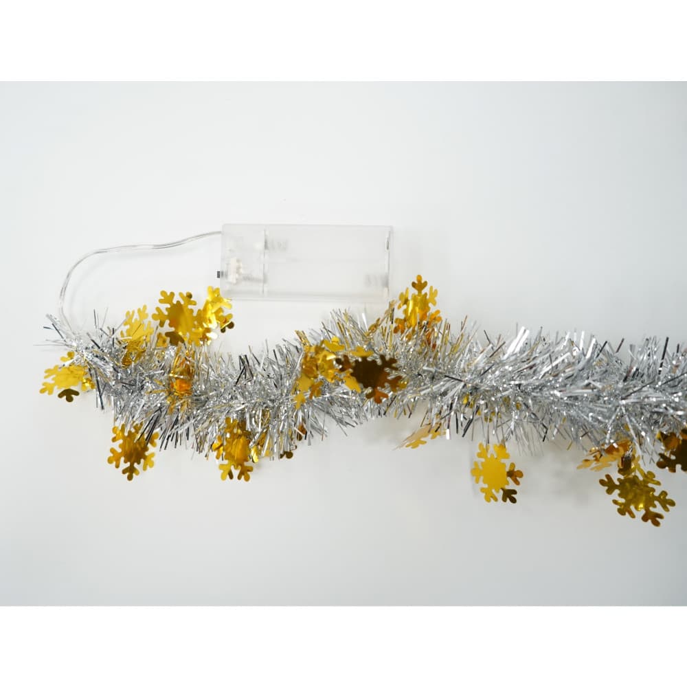 Beteala Craciun cu LED, 2 m x 5 cm, PVC, alimentare baterii, model cu fulgi aurii, argintie — varianta 4