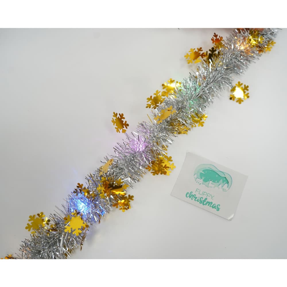 Beteala Craciun cu LED, 2 m x 5 cm, PVC, alimentare baterii, model cu fulgi aurii, argintie — varianta 5