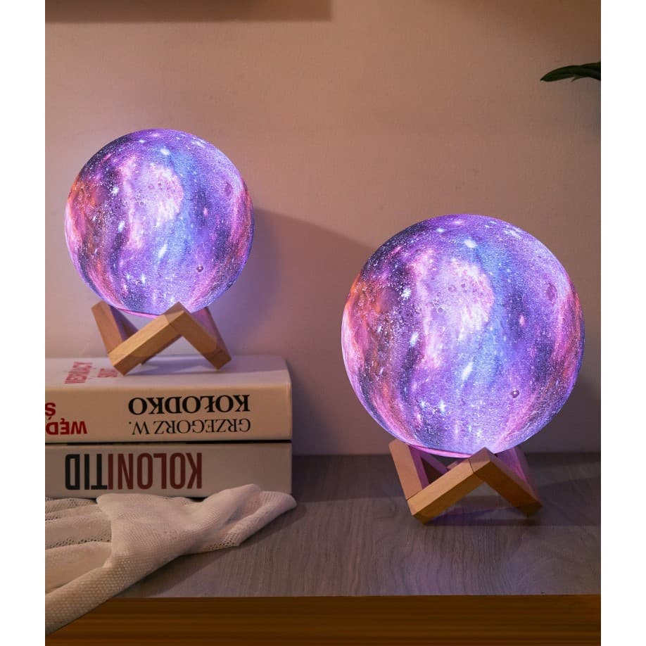 Lampa de veghe in forma de luna cu stele 3D Moon Light, alimentare baterii, stand din lemn inclus, 14 cm — 3