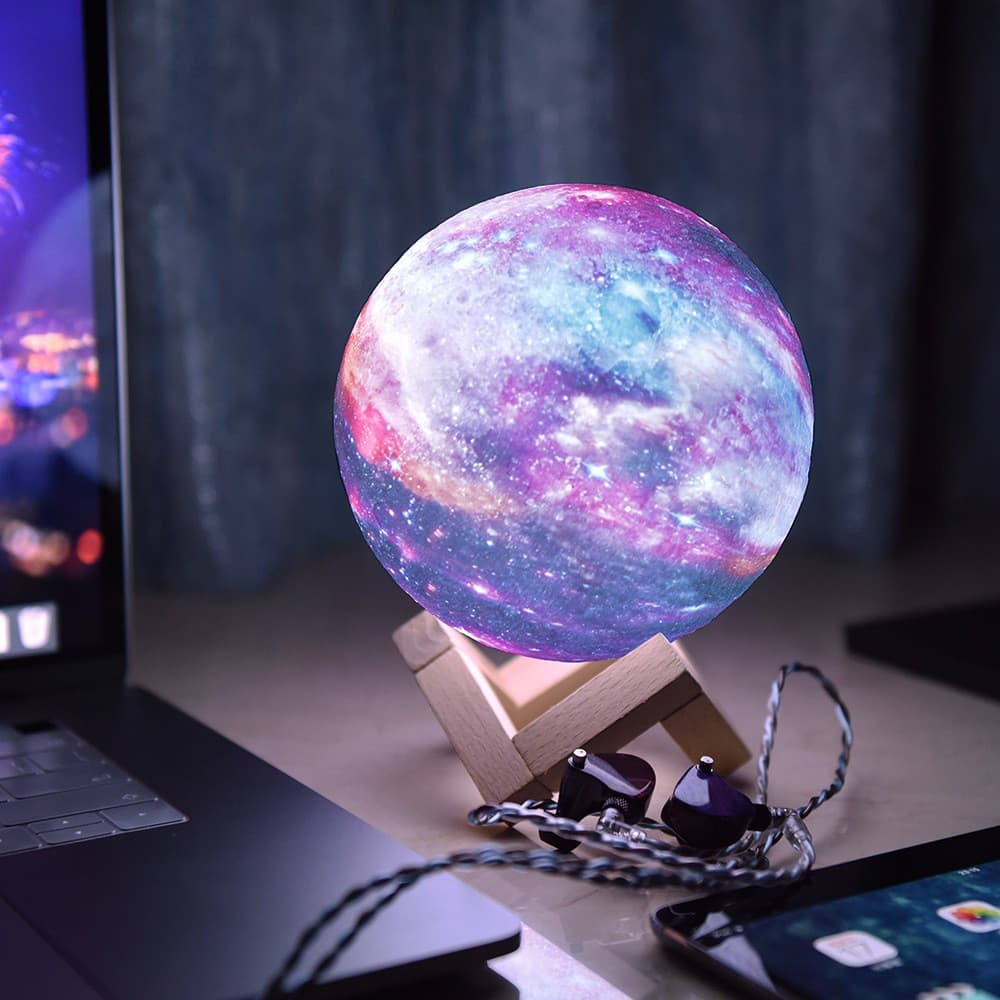 Lampa de veghe in forma de luna cu stele 3D Moon Light, alimentare baterii, stand din lemn inclus, 10 cm — 2