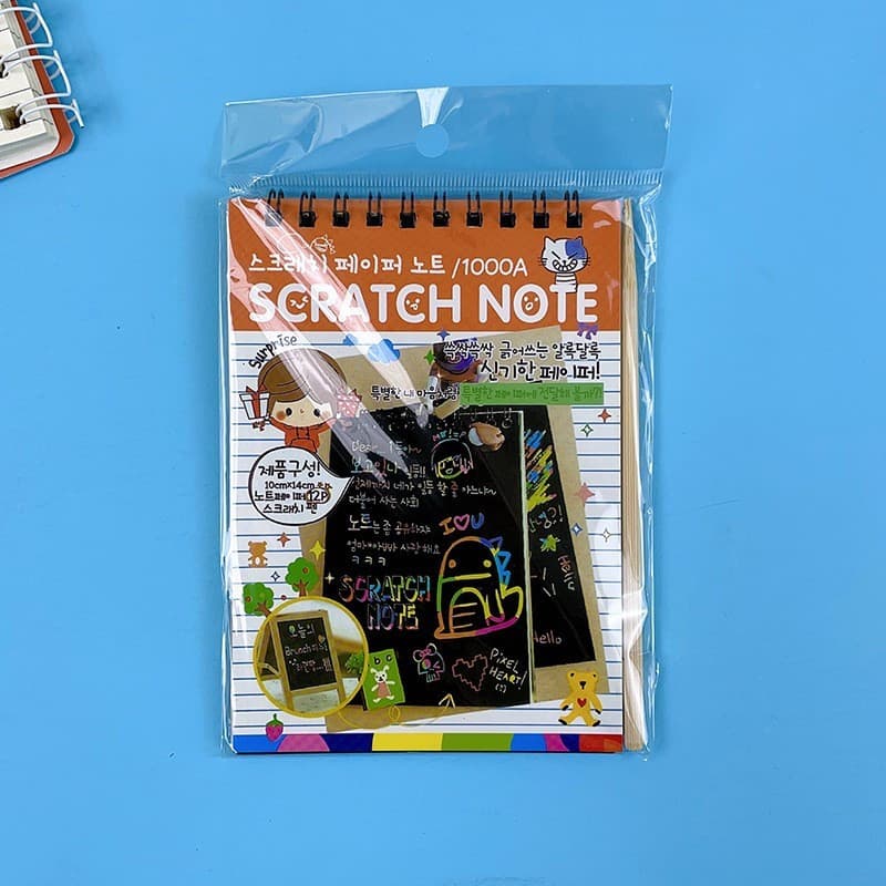 Caiet cu 10 fise razuibile DIY Magic Scratch, 14.5 x 10 cm, curcubeu, creion lemn, cartonase negre, portocaliu — 2